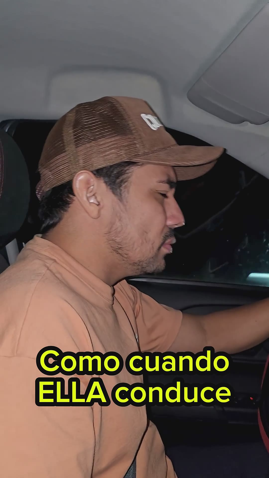 Esto pasa cuando ellas conducen 😅 #comedia #pareja #humor #latinoamerica