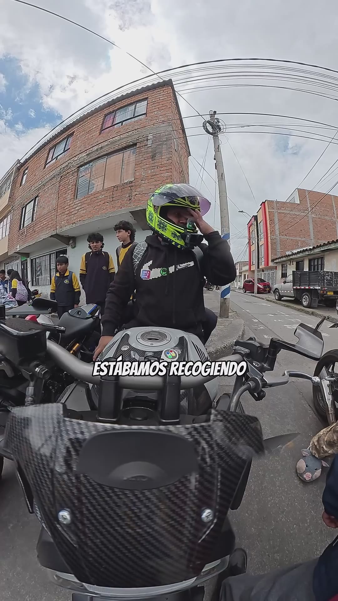 Molestando a mi compa en un colegio 🤣 #risas #biker #diversion #motos #humor