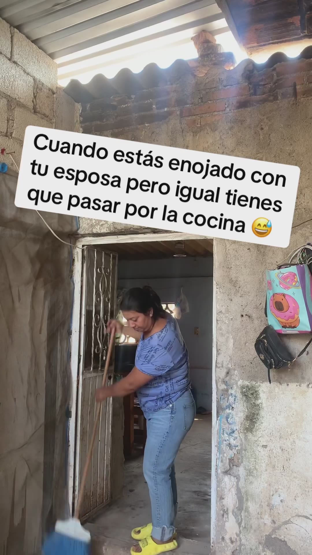 Nivel de enojo: pasar pegado a la pared para no hablarle 😅🤣 #humordepareja