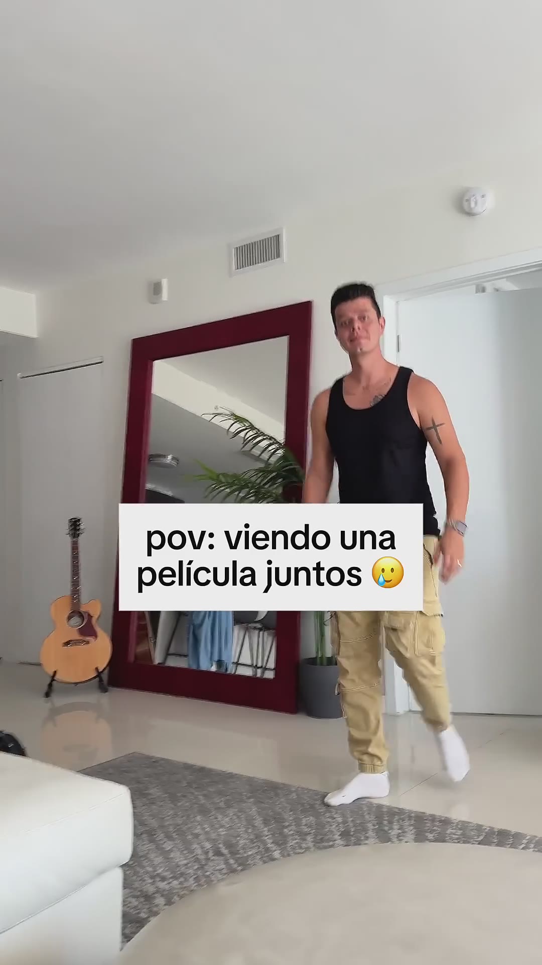 POV VIENDO UNA PELÍCULA JUNTOS😂😭 #parejasdetiktok #humor #pareja #funnycouples #pov #marriagehumor
