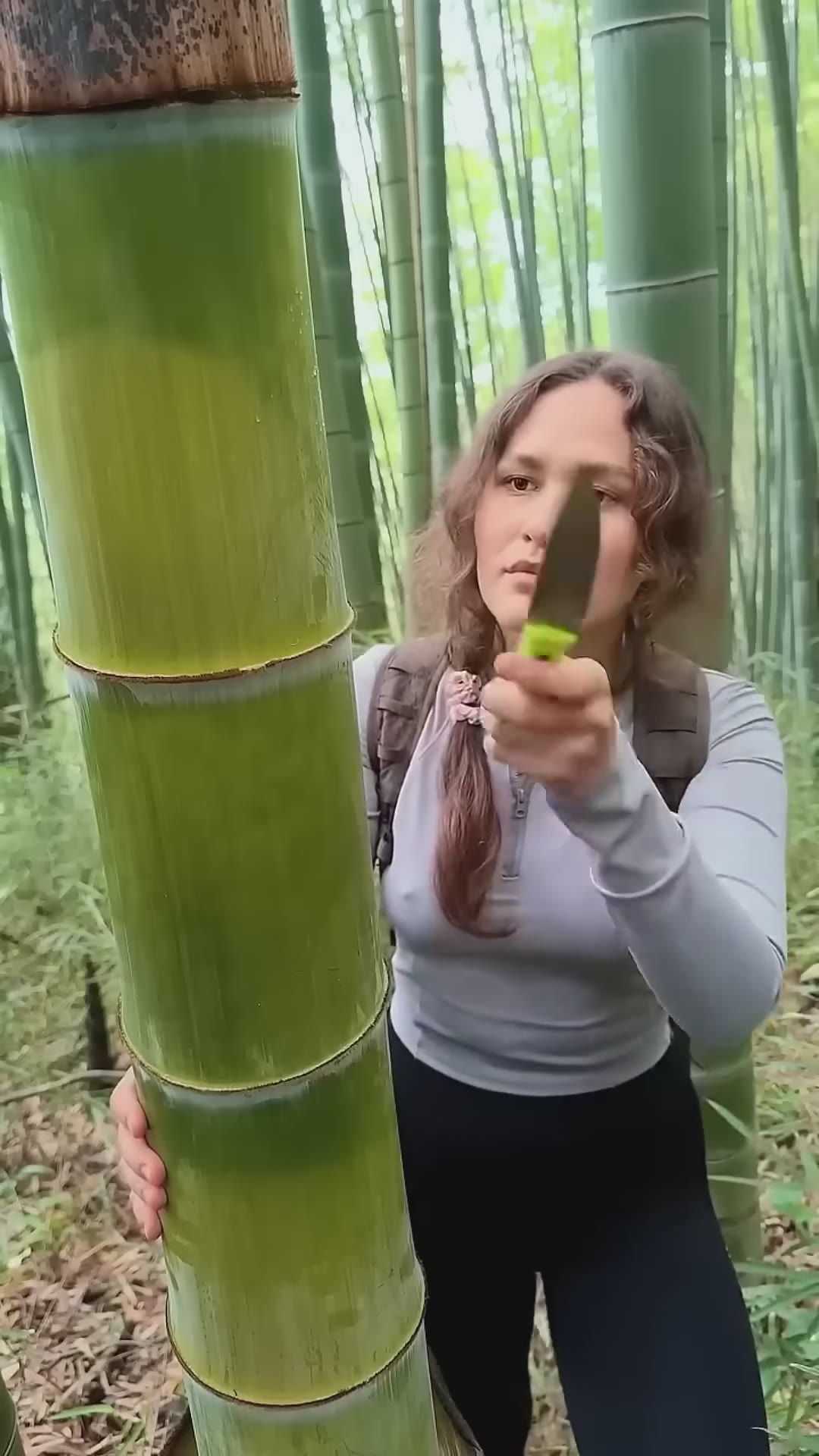 Survival Skills: How to Get Water from a BAMBOO Tree 💧#bamboo #survival #outdoor