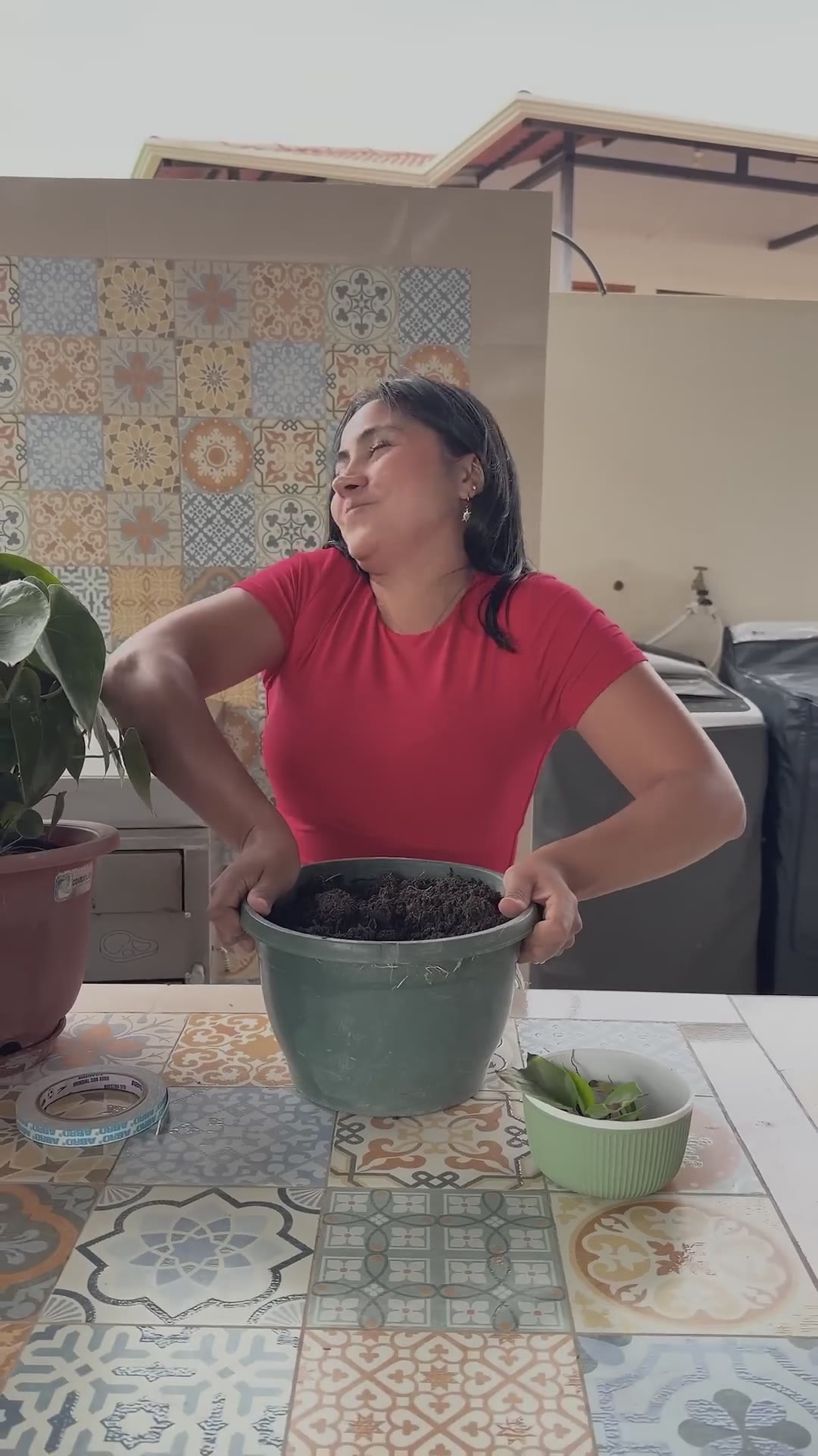 Le di un baño de tierra a mi esposo 😂 #humor #comedia #morenitos #broma #coupleprank