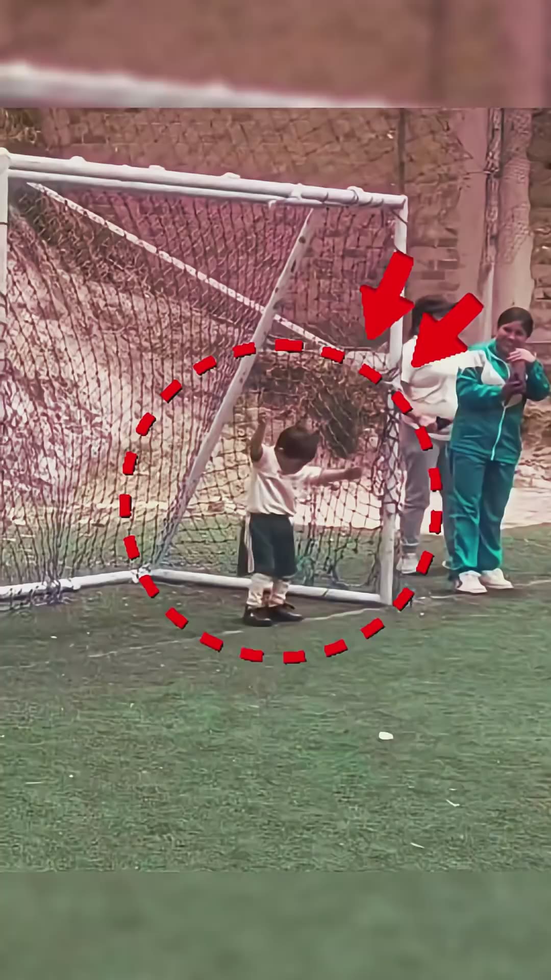 El Dibu les REGALABA la pelota a sus RIVALES… a propósito 😳