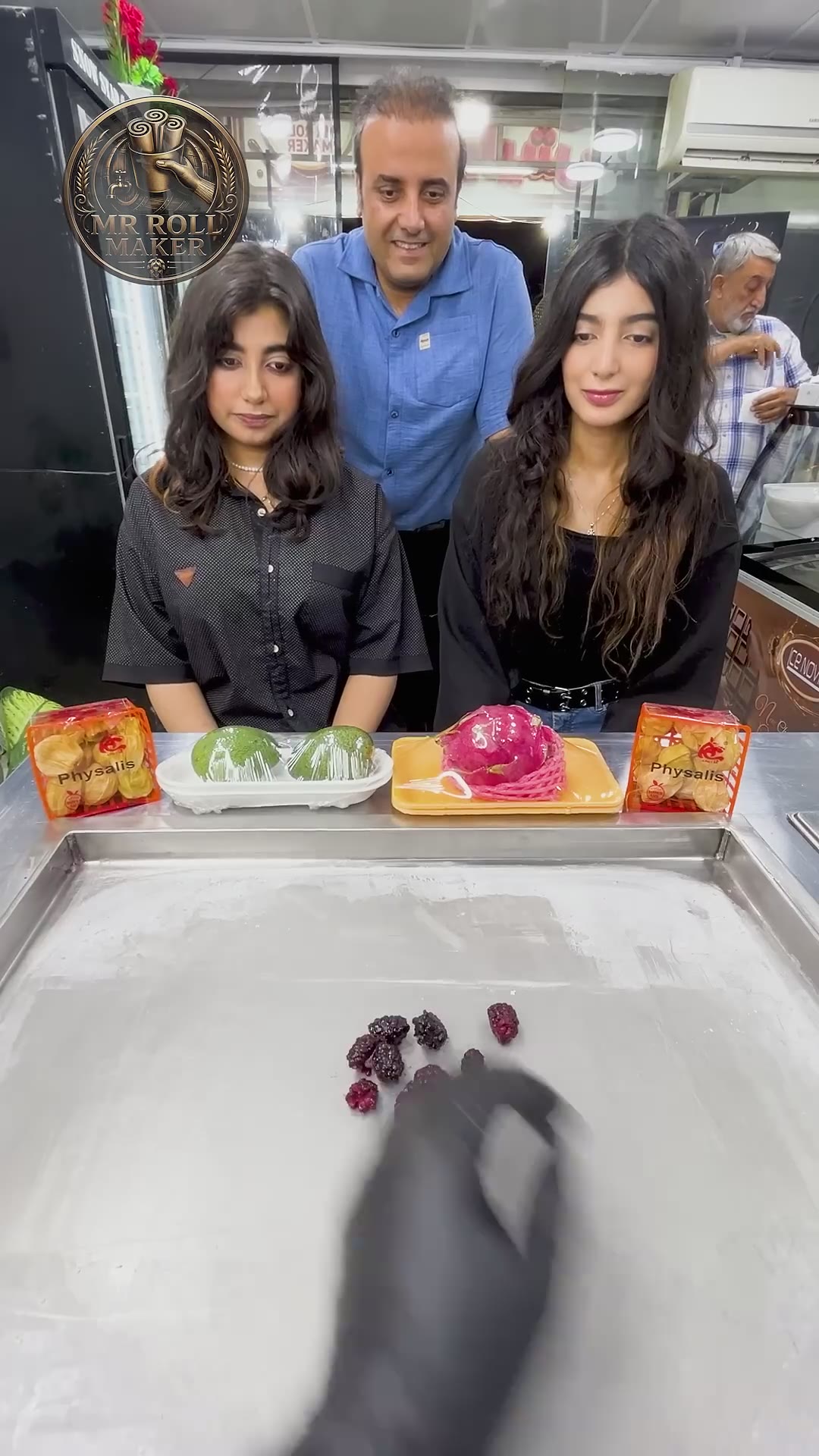 Dad Tries to Make His Daughters #Laugh ! 😂 Raspberry & Blackberry Rolled #icecream 🫐🍓 #Satisfying