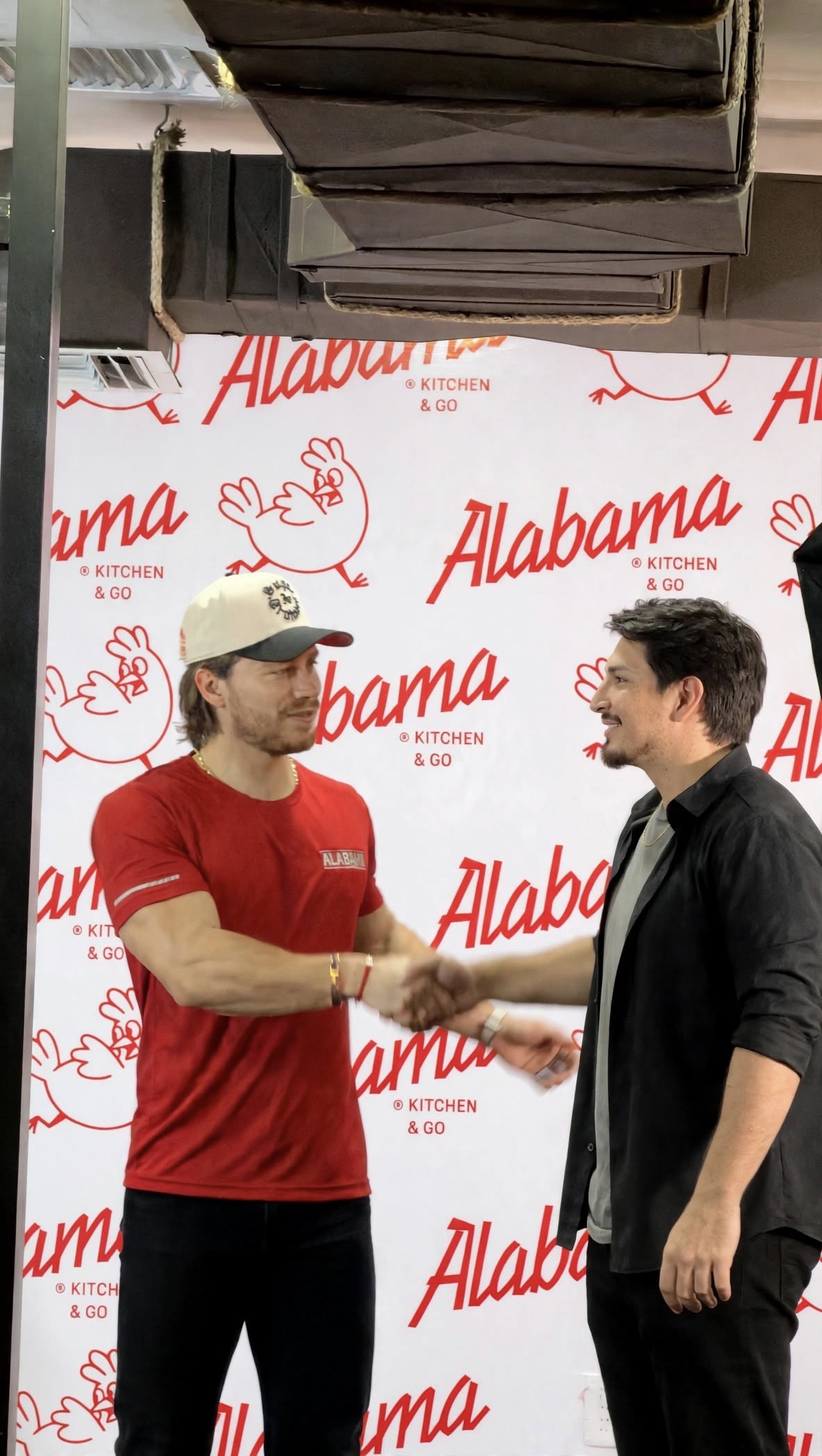 Que chingón poder coincidir en el meet & greet de Alabama Kitchen & Go en cd Juárez. Con mi carnalito Aldo de nigris Buena vibra y buena plática 🤝🏼

@aldotdenigris 

📍 @alabamakitchenandgo 

#alabamakitchenandgo #aldodenigris #ciudadjuárez #meetandgreetgoals