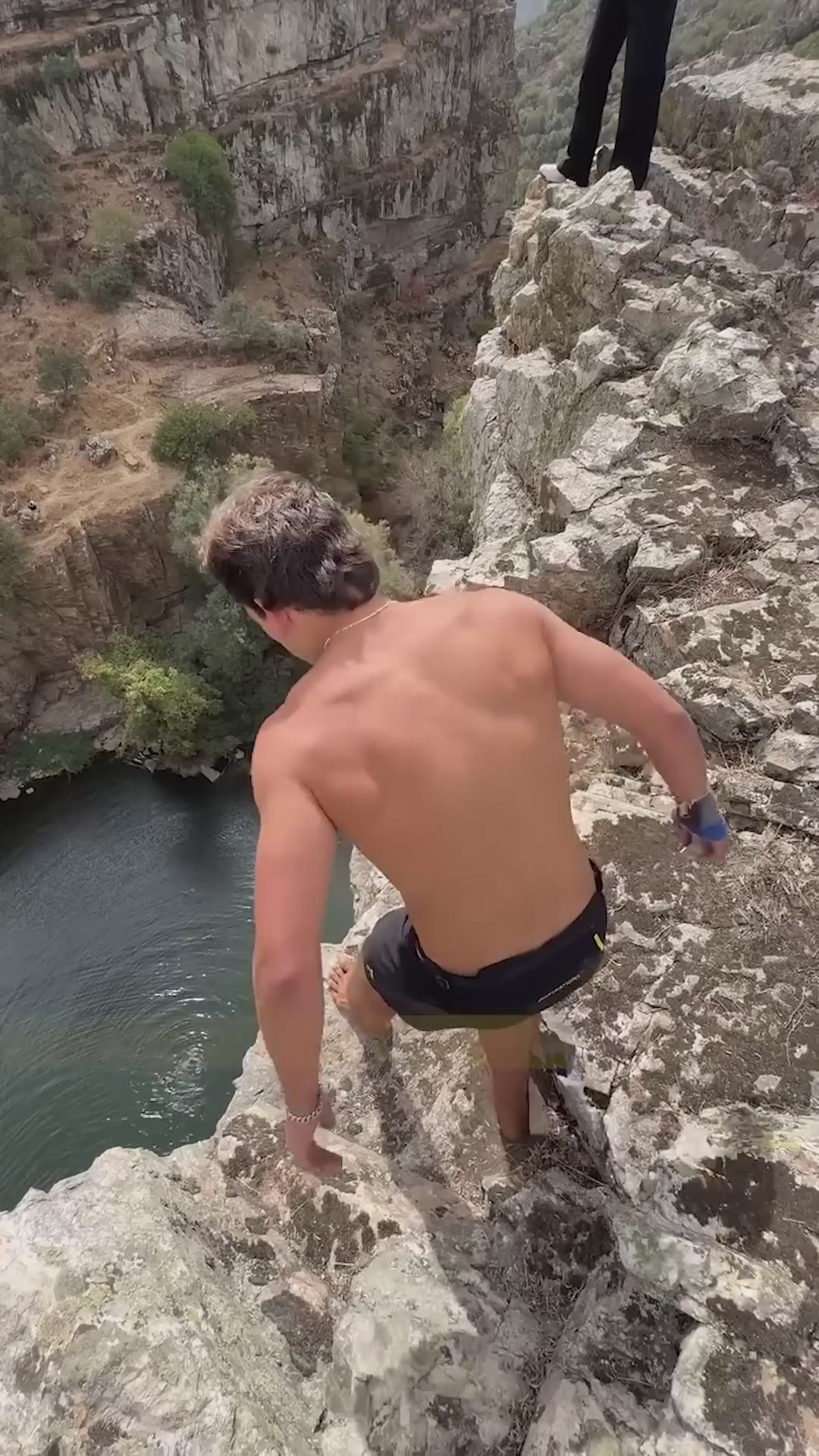 El atleta francés Côme Girardot se juega la vida para batir un récord saltando desde 44 metros