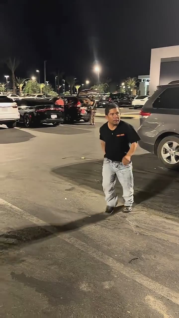 Este muchacho no encuentra donde dejó parqueado su carro#funnyvideos #foryoupage #parati #yo #humor