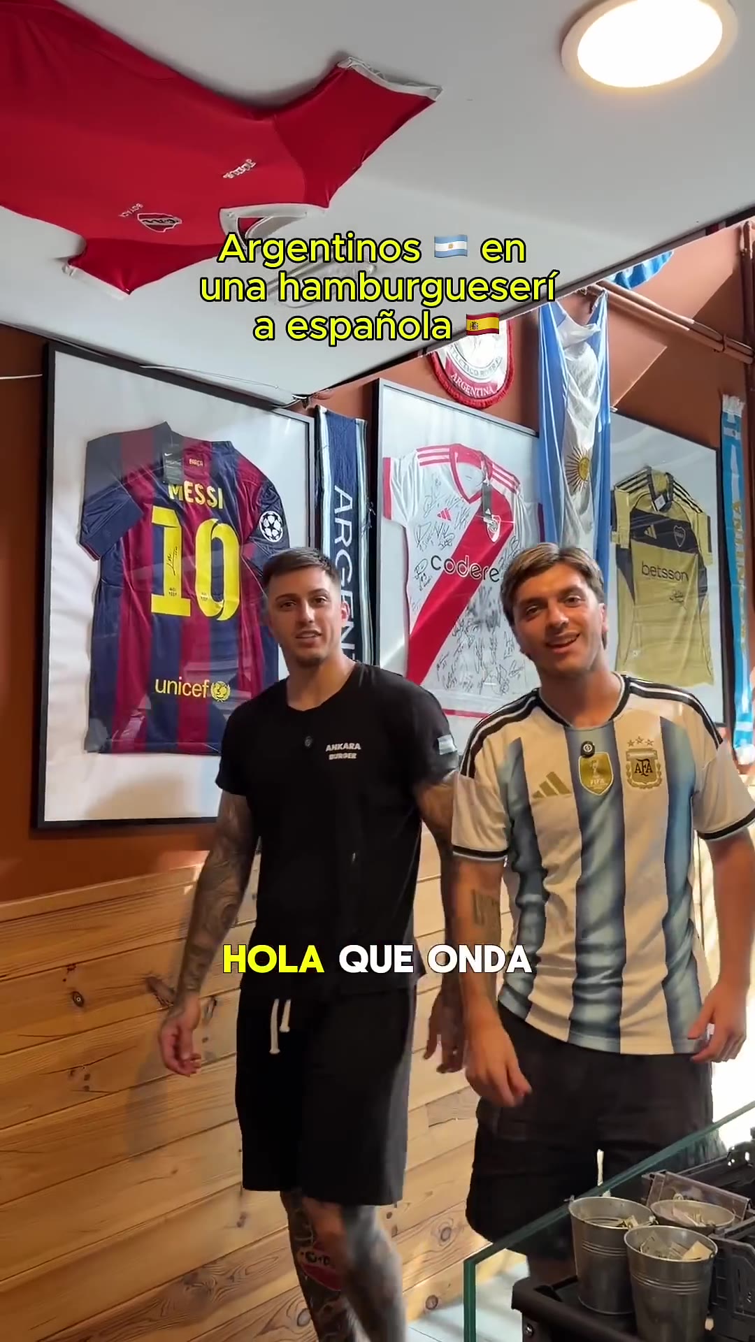 😂 Argentinos en una hamburguesería española #humor #hamburguesas #restaurante @nayrap_ @Nahu_Loren