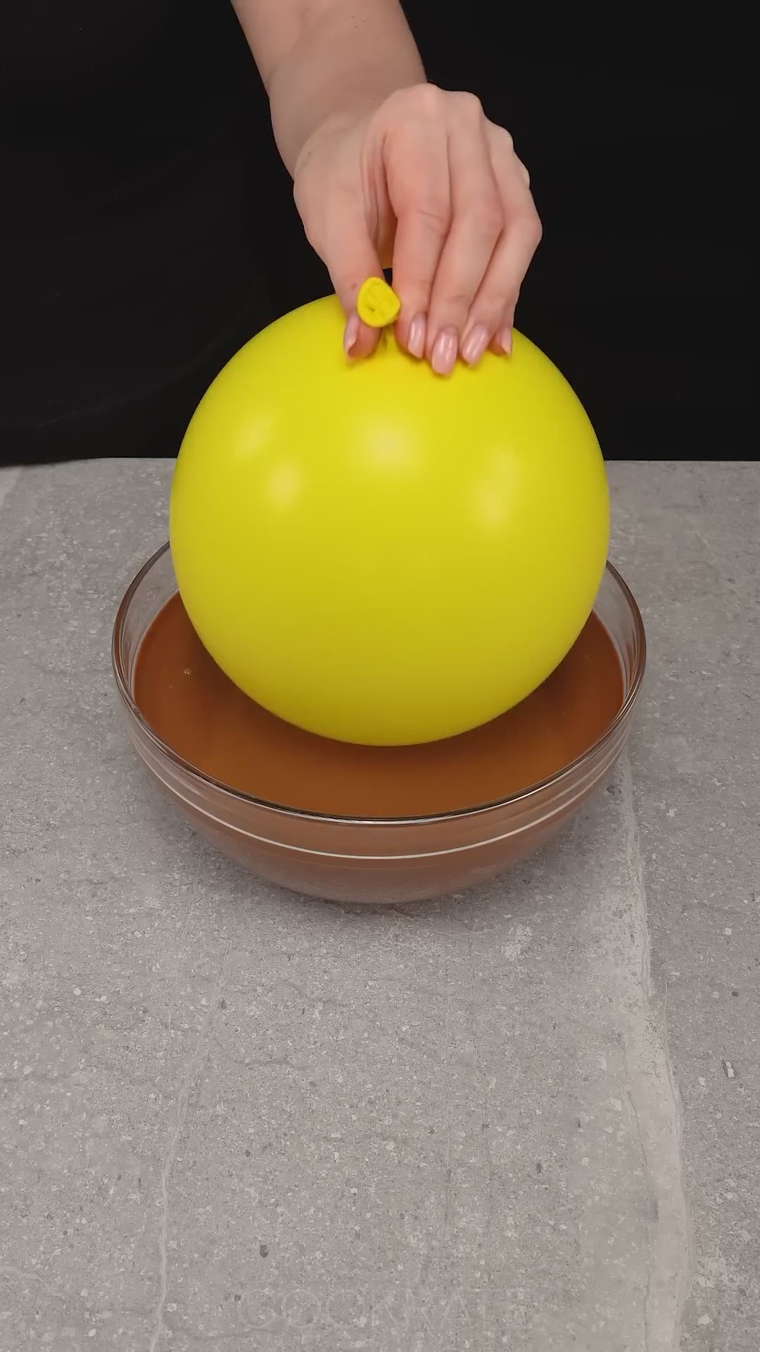 Pastel de chocolate. El truco único de los globos.