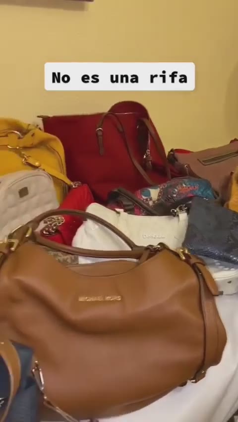 Organiza los bolsos grandes así. #organizando #hogar #tips #bolsos #ordenar #organizar #consejos