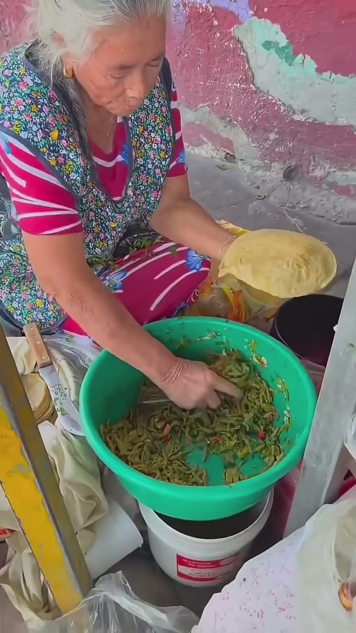 El taco de nopales más callejero y con su quesito fresco que te va a encantar
