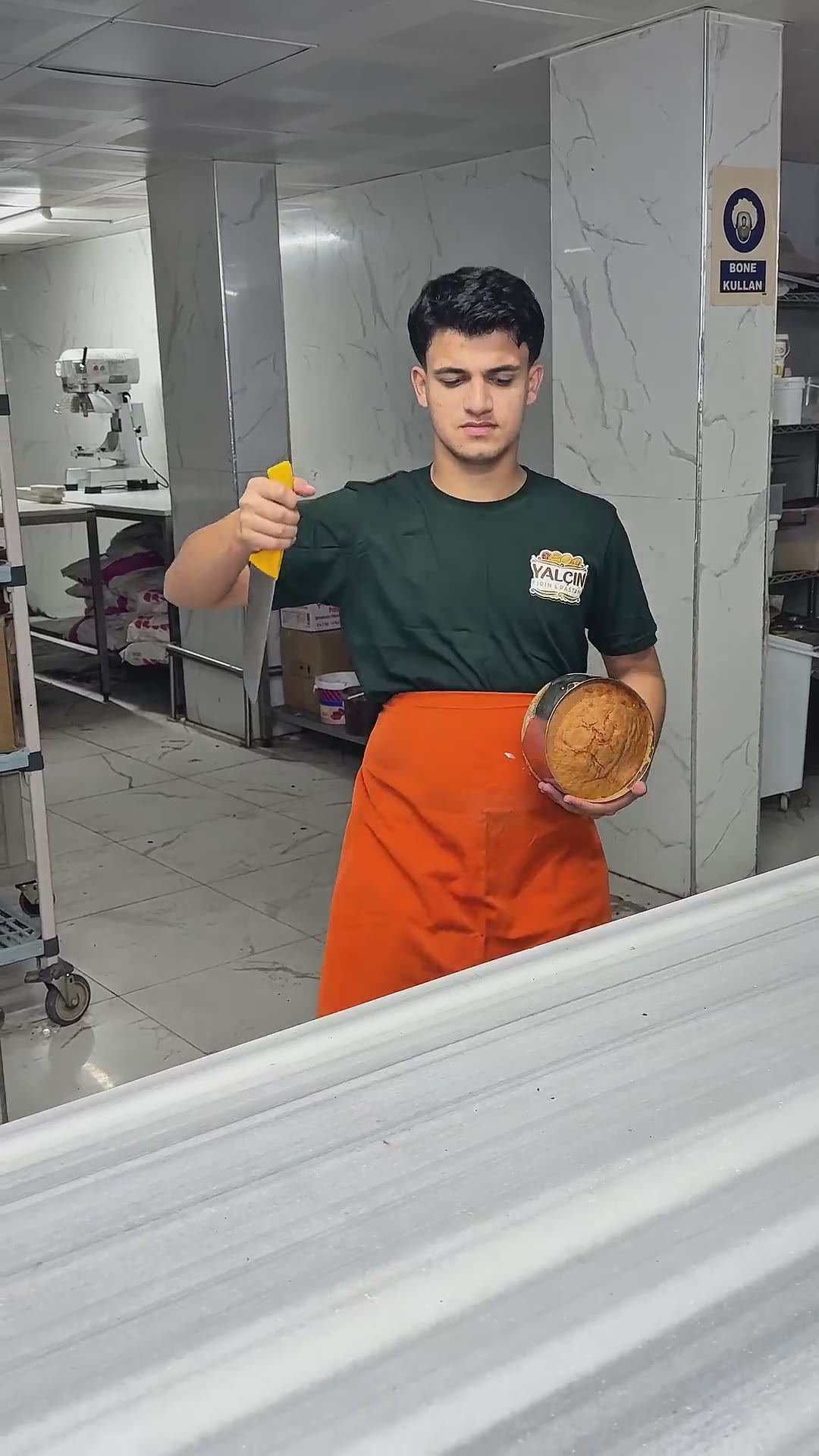 Türkiye’nin en genç ustasından meyveli pasta yapımı !! #pastry #patisserie #youtubeshorts #keşfet