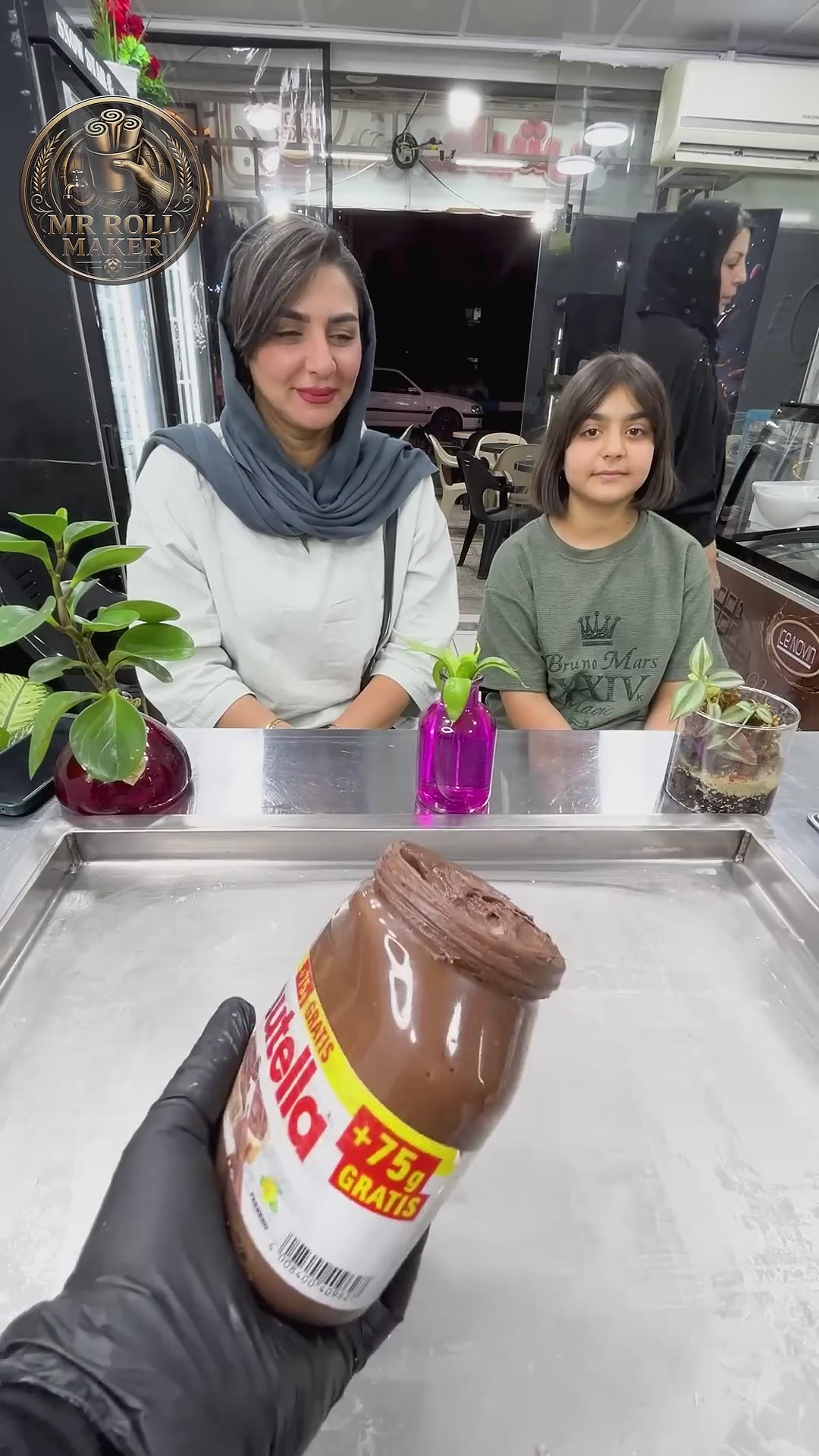 #Cute Mom & Daughter Try #Banana & Nutella Rolled #icecream 🍌🍫🥰 #Satisfying #Shorts