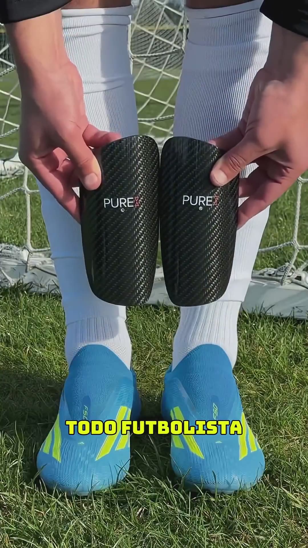 Por qué los futbolistas usan espinilleras tan pequeñas? 😲⚽ #shorts