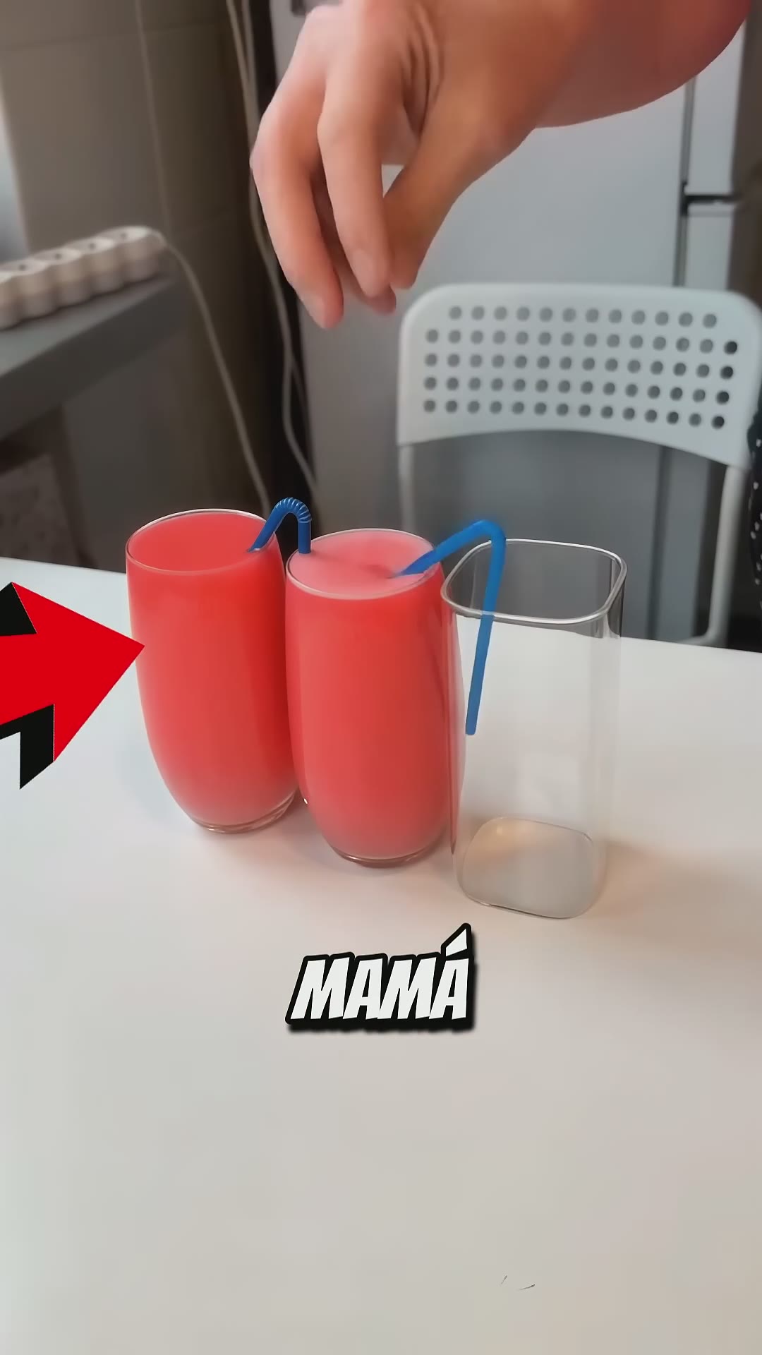 El truco definitivo para repartir bebidas 🥤😮 #satisfying #lifehacks #ciencia