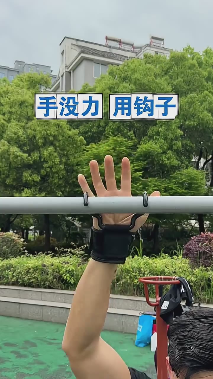 利用身体重量悬挂2-4分钟好处非常多，缓解腰酸背痛，肩颈不适，改善圆肩驼背和体态问题！#圆肩驼背#肩周炎#体态问题#吊单杠好处
