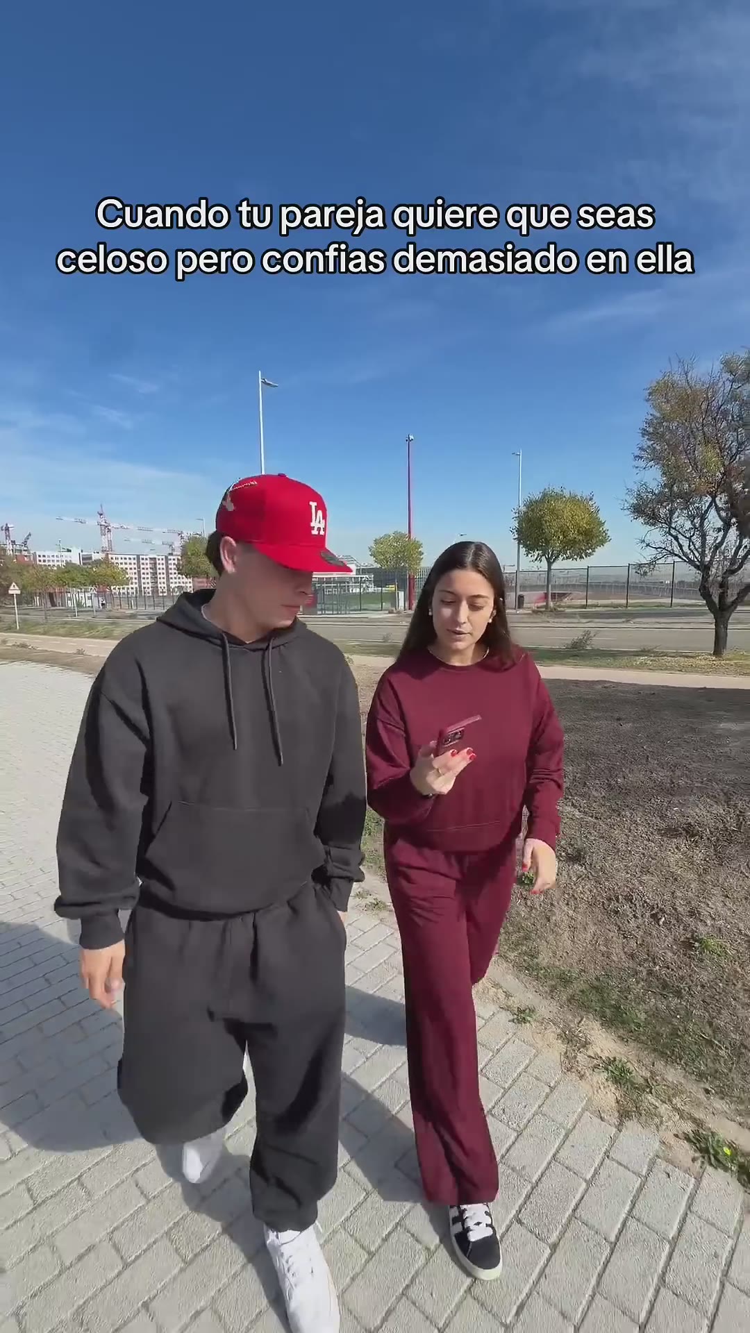 Cuando tu pareja quiere que seas celoso pero confías demasiado en ella😅 #humor #comedia #viral