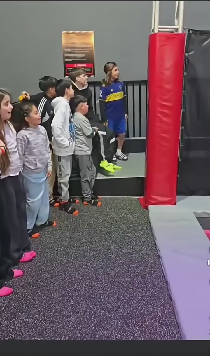 Hincha de Boca viendo descender a hincha de River 😂🅱️#bocajuniors #futbol #argentina #ligaargentina