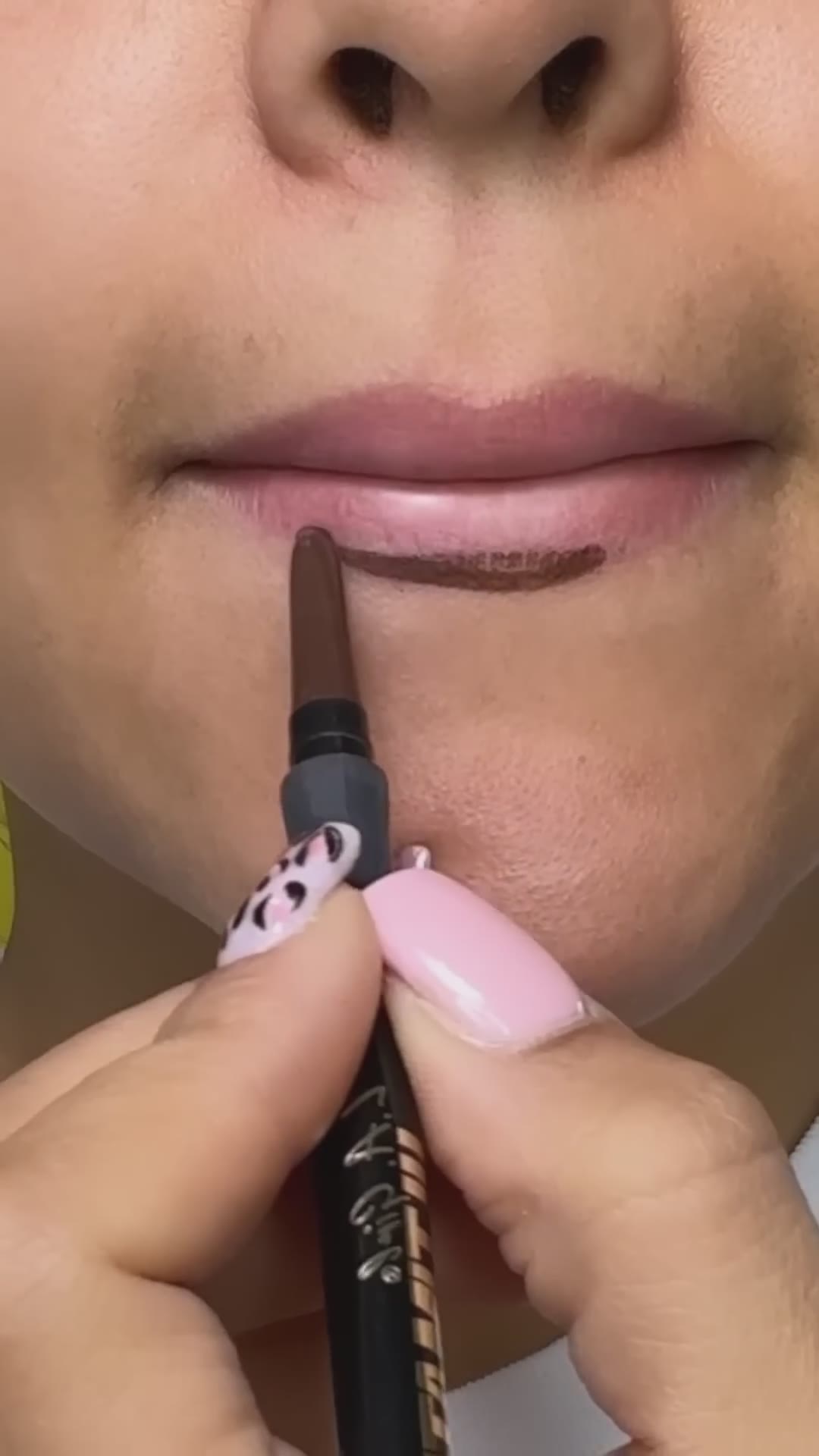 Cómo crear unos labios gruesos y seductores #maquillaje #beauty #reels #shortvideo