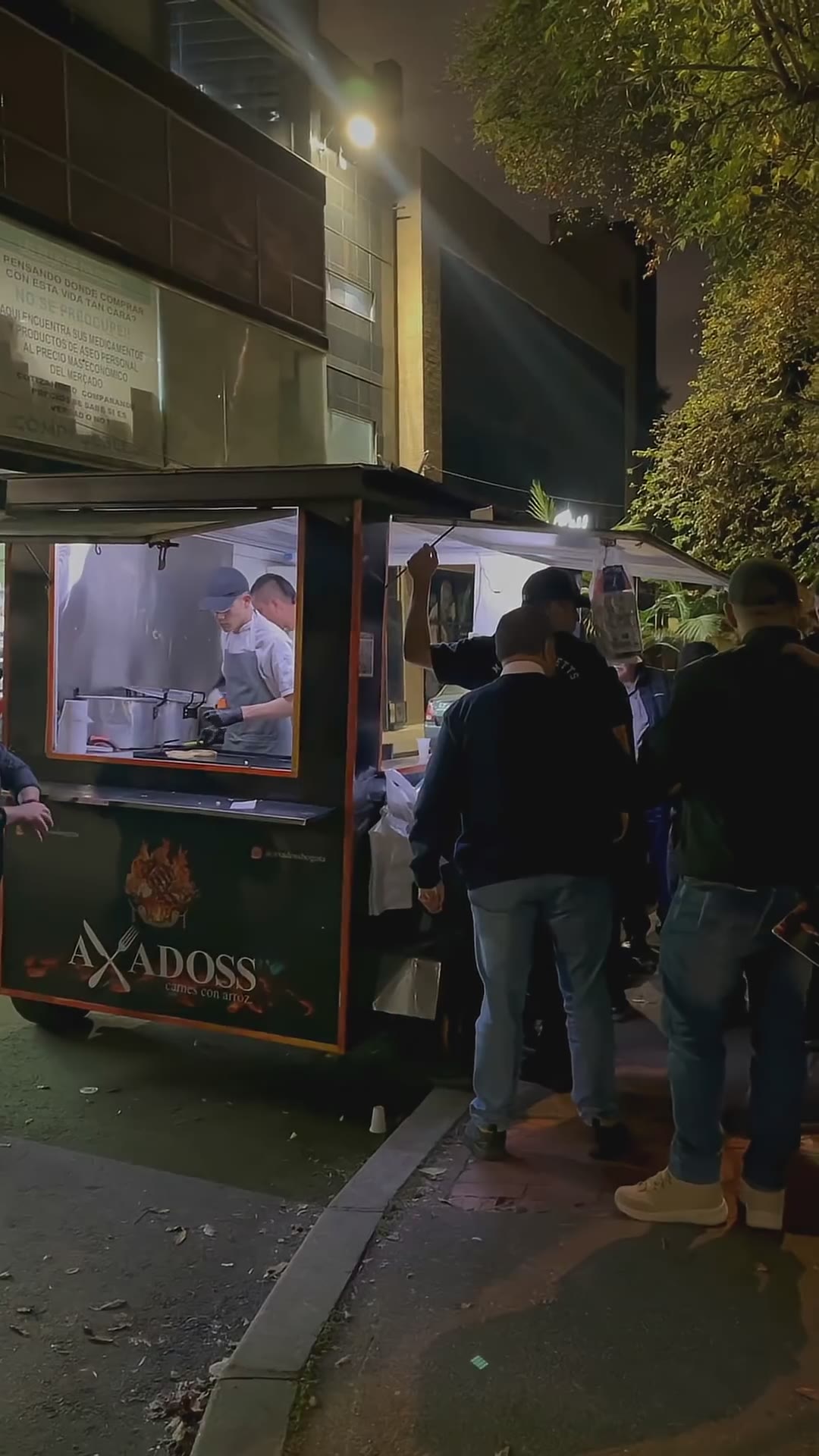 COMIDA CALLEJERA EN BOGOTÁ. SUDADOS DE CARNE Y POLLO #ComidaCallejera