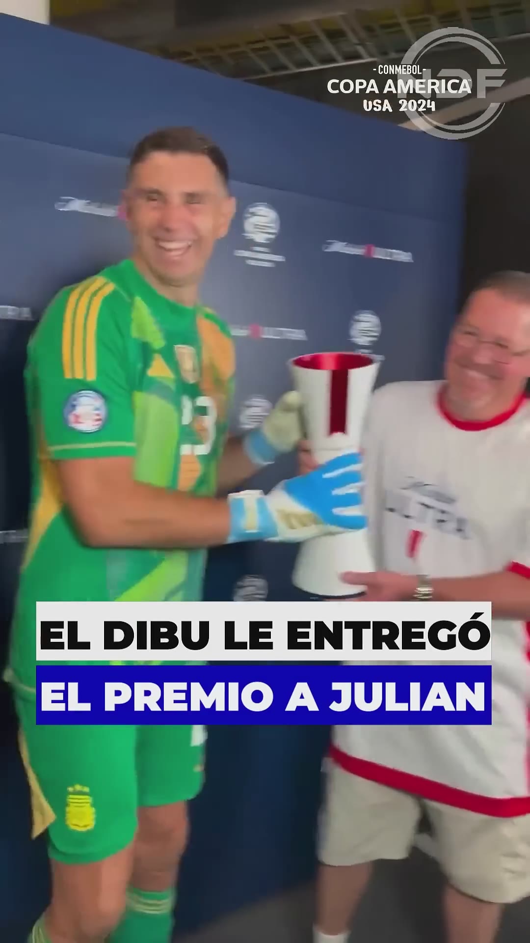 El Dibu Martinez le entregó el premio a mejor jugador a Julian Alvarez