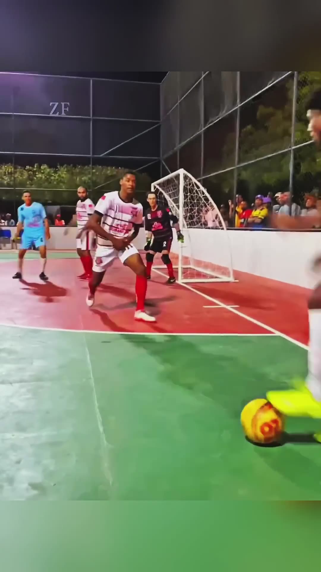 Puede un jugador de fútbol sala jugar en fútbol 11🤔😬 #futbol #futbolsala
