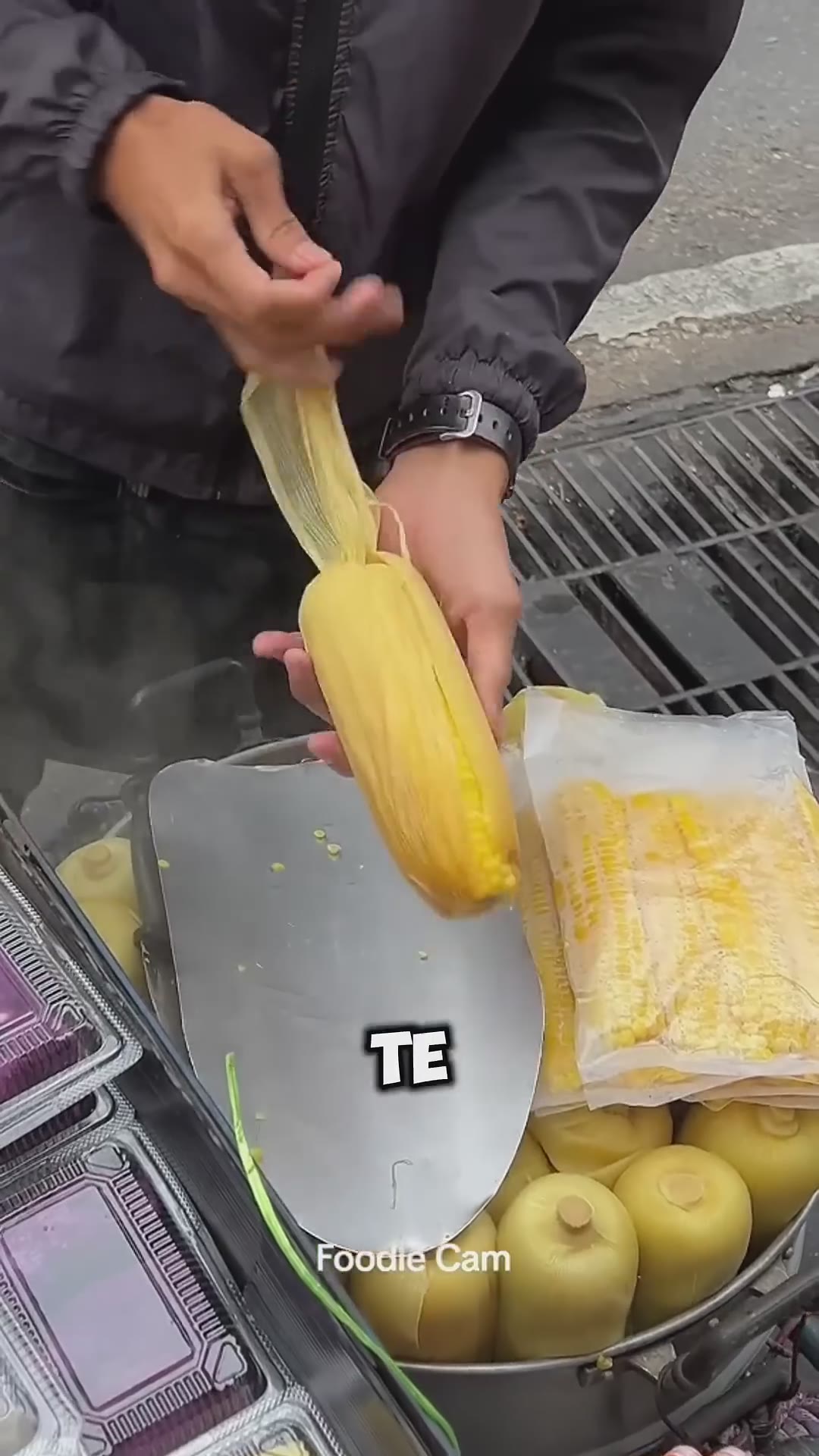 ¡Comida Callejera Única! Vendedor en Tailandia y su Maíz 🥤🌽 #shorts